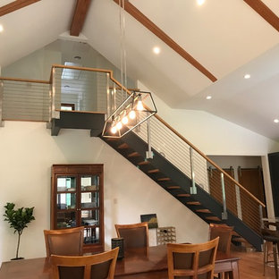 Offenes, Kleines Modernes Esszimmer mit weißer Wandfarbe, braunem Holzboden, Kamin, Kaminumrandung aus Metall und braunem Boden in Washington, D.C.