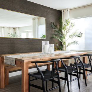 Maritim inredning av en liten matplats med öppen planlösning, med laminatgolv, bruna väggar och brunt golv