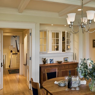 Idée de décoration pour une salle à manger victorienne avec un mur beige et un sol en bois brun.