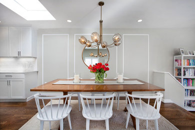 Inspiration pour une salle à manger design avec un mur gris et un sol en bois brun.
