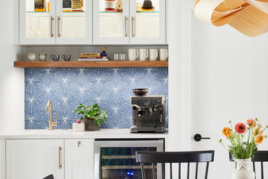 オースティンにある高級な中くらいなミッドセンチュリースタイルのおしゃれなダイニングキッチン (白い壁、淡色無垢フローリング、暖炉なし、茶色い床) の写真