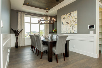 Diseño de comedor clásico renovado grande con paredes grises y suelo de madera en tonos medios