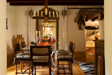 Ejemplo de comedor bohemio con paredes beige y suelo de madera en tonos medios