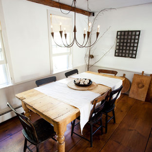 Ejemplo de comedor de estilo de casa de campo con paredes blancas y suelo de madera oscura