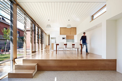 Свежая идея для дизайна: кухня-столовая среднего размера в современном стиле с белыми стенами и паркетным полом среднего тона без камина - отличное фото интерьера