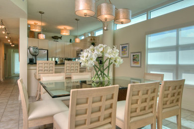 Mittelgroße Wohnküche mit beiger Wandfarbe und Keramikboden in Tampa