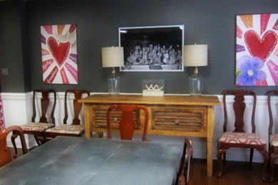 Diseño de comedor clásico renovado con paredes grises y suelo de madera en tonos medios