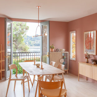 Exempel på en nordisk matplats, med rosa väggar, ljust trägolv och beiget golv