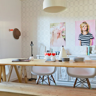 Esempio di una sala da pranzo nordica con pareti bianche e moquette