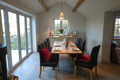 Idée de décoration pour une salle à manger ouverte sur le salon minimaliste de taille moyenne avec un sol en carrelage de céramique.