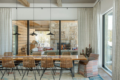 Immagine di una sala da pranzo stile rurale con pareti bianche, pavimento in legno massello medio e pavimento marrone