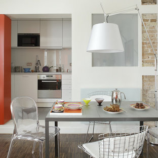 Exemple d'une salle à manger ouverte sur la cuisine tendance de taille moyenne avec un mur blanc, un sol en bois foncé et aucune cheminée.