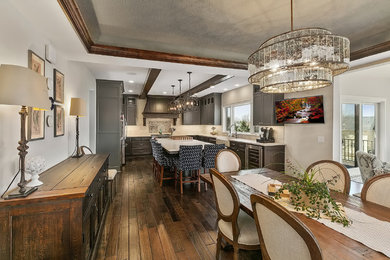 Idée de décoration pour une salle à manger ouverte sur la cuisine tradition de taille moyenne avec un mur blanc, parquet foncé, aucune cheminée et un sol marron.