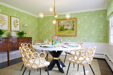 Aménagement d'une salle à manger classique fermée avec un mur vert, parquet foncé et un sol marron.