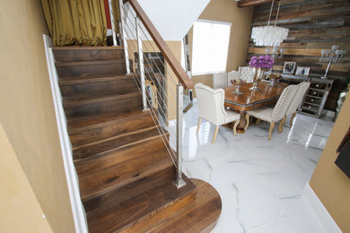 Mittelgroße Moderne Wohnküche ohne Kamin mit dunklem Holzboden, beiger Wandfarbe und weißem Boden in Miami