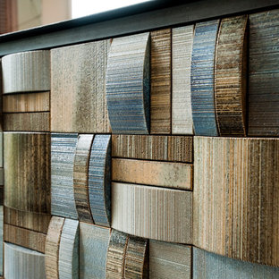 Foto di una sala da pranzo aperta verso la cucina design di medie dimensioni con pareti bianche, pavimento in tatami, camino bifacciale, cornice del camino piastrellata e pavimento beige