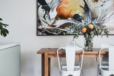 Idées déco pour une salle à manger contemporaine avec un mur blanc, parquet clair et un sol beige.