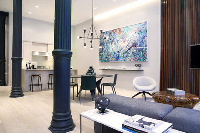 На фото: огромная гостиная-столовая в современном стиле с серыми стенами, светлым паркетным полом и бежевым полом