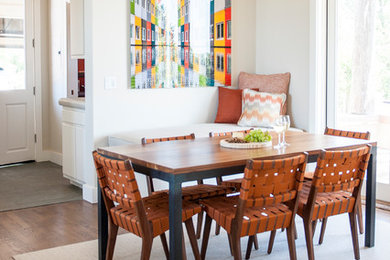 Cette photo montre une salle à manger ouverte sur le salon tendance de taille moyenne avec un mur beige et un sol marron.