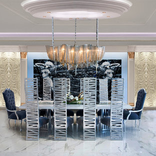 Idee per un'ampia sala da pranzo aperta verso il soggiorno design con pareti bianche, pavimento in marmo, camino bifacciale e cornice del camino in pietra