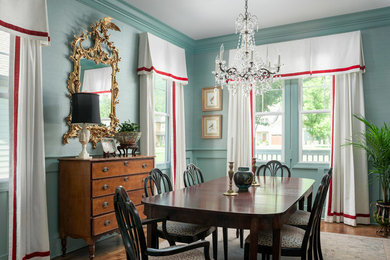 Modelo de comedor de cocina clásico de tamaño medio con paredes azules y suelo de madera en tonos medios