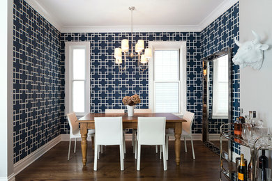 Ispirazione per una sala da pranzo chic chiusa e di medie dimensioni con pareti blu e parquet scuro