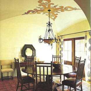 Idées déco pour une salle à manger ouverte sur la cuisine montagne de taille moyenne avec un mur beige, un sol en carreau de terre cuite et aucune cheminée.