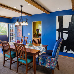 Esempio di una sala da pranzo aperta verso la cucina mediterranea di medie dimensioni con pareti blu, parquet chiaro, nessun camino e pavimento beige