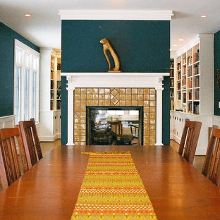 Modelo de comedor de estilo americano, de tamaño medio, cerrado, con paredes azules, suelo de madera oscura, chimenea de doble cara, marco de chimenea de baldosas y/o azulejos y suelo marrón