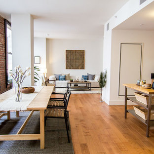 Foto de comedor de cocina actual, extra grande, sin chimenea, con suelo de madera en tonos medios y paredes blancas