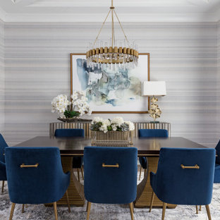 Esempio di una sala da pranzo chic con pareti multicolore, pavimento in legno massello medio, pavimento marrone, soffitto ribassato e carta da parati