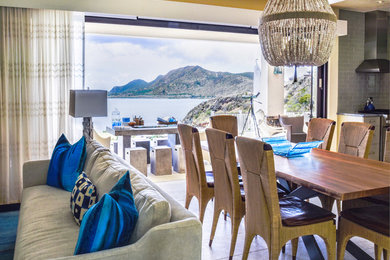 Свежая идея для дизайна: гостиная-столовая среднего размера в морском стиле с бежевыми стенами, полом из керамогранита и серым полом без камина - отличное фото интерьера