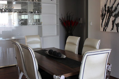 Пример оригинального дизайна: кухня-столовая в стиле фьюжн с серыми стенами