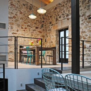 Foto de comedor industrial, cerrado, con suelo de cemento