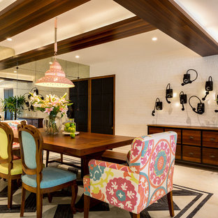 Idee per una sala da pranzo boho chic di medie dimensioni con pavimento marrone