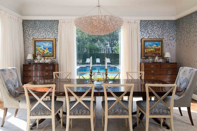 Inspiration pour une grande salle à manger ouverte sur le salon traditionnelle avec un mur bleu, un sol en bois brun, aucune cheminée et un sol marron.
