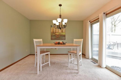 Foto di una sala da pranzo chic di medie dimensioni e chiusa con pareti verdi, moquette, pavimento beige e nessun camino