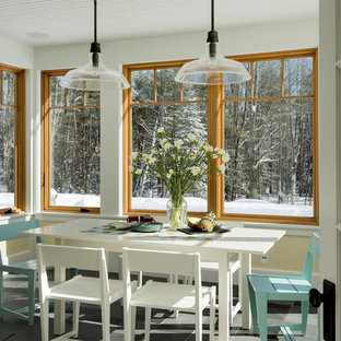 Foto di una sala da pranzo chic chiusa e di medie dimensioni con pareti bianche e pavimento in ardesia