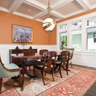 Klassisches Esszimmer mit oranger Wandfarbe und dunklem Holzboden in Seattle