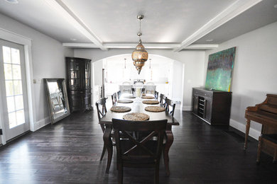Foto de comedor clásico renovado grande abierto sin chimenea con paredes grises, suelo de madera oscura y suelo marrón