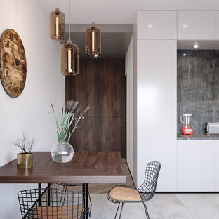 Kleine Industrial Wohnküche ohne Kamin mit Keramikboden, grauem Boden und weißer Wandfarbe in Frankfurt am Main