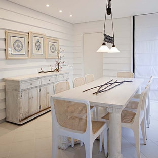Immagine di una sala da pranzo stile shabby con pareti bianche
