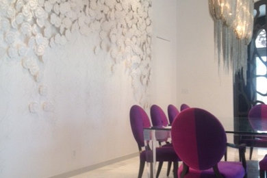 Свежая идея для дизайна: большая отдельная столовая в современном стиле с белыми стенами и мраморным полом без камина - отличное фото интерьера