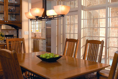 На фото: большая кухня-столовая в классическом стиле с бежевыми стенами и темным паркетным полом без камина