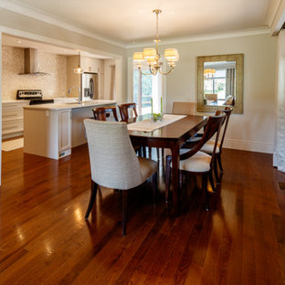 Idee per una sala da pranzo aperta verso la cucina tradizionale di medie dimensioni con pareti beige, pavimento in legno massello medio, nessun camino e pavimento viola