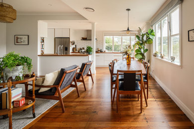 Foto de comedor actual de tamaño medio con suelo de madera en tonos medios