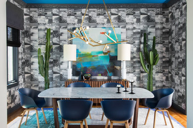 Immagine di una sala da pranzo costiera chiusa con pareti multicolore, pavimento in legno massello medio e pavimento marrone