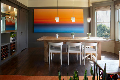 Idee per una sala da pranzo stile marino chiusa e di medie dimensioni con pareti multicolore e pavimento in legno massello medio