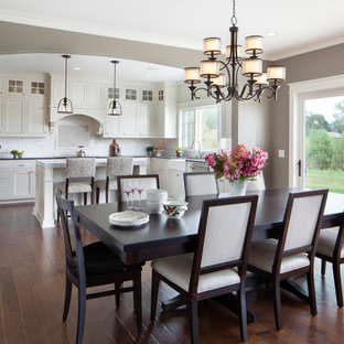 Imagen de comedor de cocina de estilo americano, grande, con paredes grises, suelo de madera oscura y suelo marrón