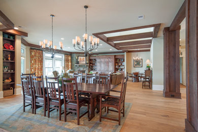 Foto di una grande sala da pranzo aperta verso il soggiorno classica con pareti beige e parquet chiaro
